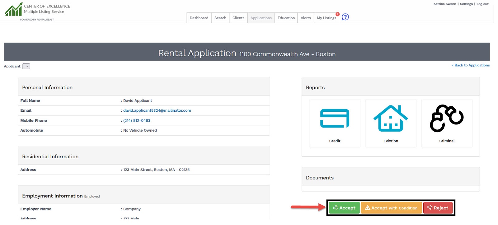 A user reiewing the main dashboard of a submitted application that highlights the 'accept,' 'accept with condition,' and 'reject' buttons